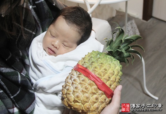 剃胎毛、滿月剃頭、嬰兒剃頭、嬰兒理髮、嬰兒剃髮、嬰兒剃胎毛、嬰兒滿月剃頭、寶寶剃頭、剃胎毛儀式、剃胎毛吉祥話、滿月剃頭儀式、滿月剃頭吉祥話、寶寶剃胎毛、寶寶滿月剃頭理髮、 新竹市剃胎毛、新竹市滿月剃頭、 新竹市嬰兒剃頭剃胎毛、新竹市嬰兒理髮、新竹市嬰兒剃髮、莊寶寶(新竹市到府嬰兒寶寶滿月剃頭理髮、免費到府嬰兒剃胎毛儀式吉祥話)。到府剃頭剃胎毛主持、專業拍照、DVD光碟、證書。★購買「臍帶章、肚臍章、胎毛筆刷印章」贈送：剃頭、收涎、抓周，三選一。2016.05.24  照片12